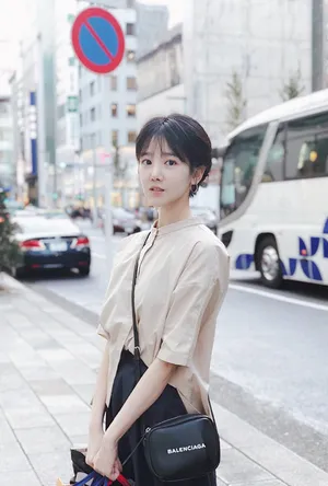 陈小纭休闲街拍图片