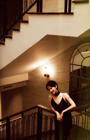 陈小纭深v吊带裙文艺写真图片_4