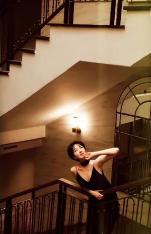陈小纭深v吊带裙文艺写真图片_5