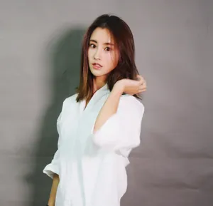 小龙女毛晓慧白衬衣写真图片_3
