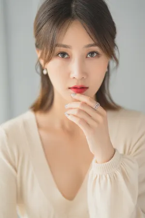 林鹏深V长裙气质典雅写真图片