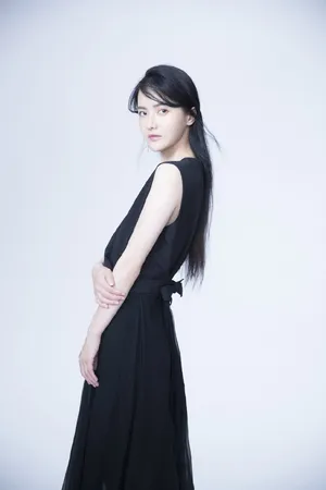 张芷溪清新优雅时尚写真图片