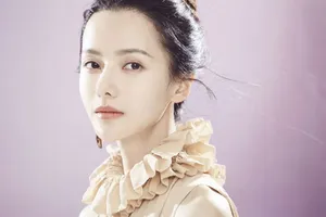 张芷溪清新甜美时尚写真图片