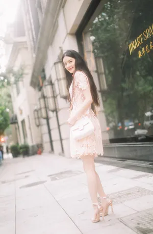 张芷溪清新甜美街拍图片_1