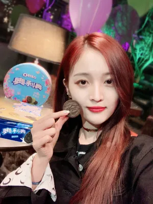 火箭少女101吴宣仪甜美自拍照图片
