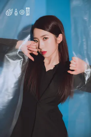火箭少女101黑色西装酷美性感写真图片