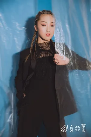 火箭少女101黑色西装酷美性感写真图片_4