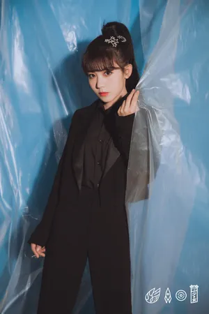 火箭少女101黑色西装酷美性感写真图片_5