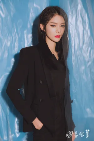 火箭少女101黑色西装酷美性感写真图片_10