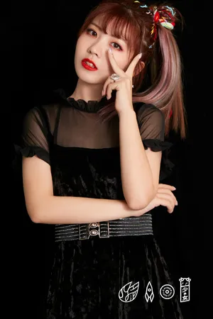 火箭少女101黑色系性感写真图片_5