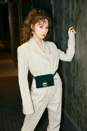 火箭少女101紫宁巴黎时装周图片_3