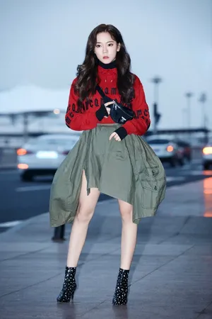 火箭少女101紫宁甜酷文艺性感写真图片_2
