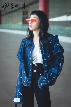火箭少女101yamy酷帅机场街拍写真图片