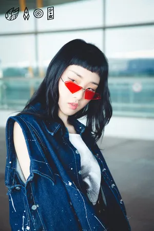 火箭少女101yamy酷帅机场街拍写真图片_4
