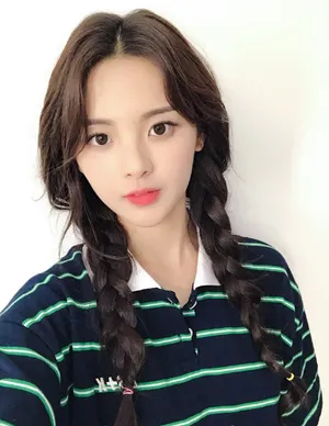 火箭少女101杨超越麻花辫清纯自拍照图片