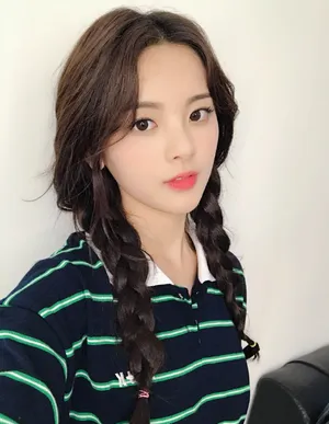 火箭少女101杨超越麻花辫清纯自拍照图片