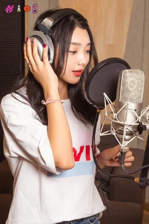火箭少女101新歌录音花絮照图片_2