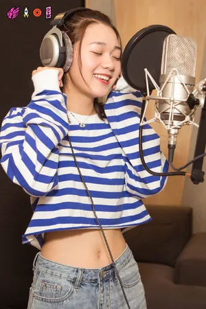 火箭少女101新歌录音花絮照图片_5
