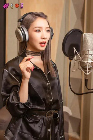 火箭少女101新歌录音花絮照图片_9