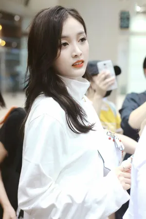 火箭少女101吴宣仪白色look机场街拍图片_2