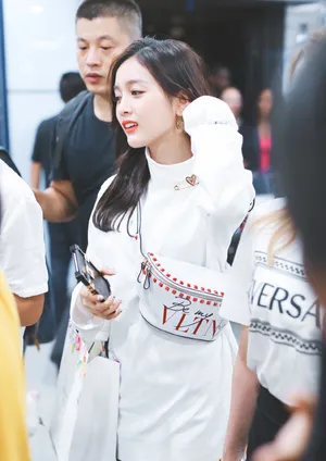火箭少女101吴宣仪白色look机场街拍图片_3