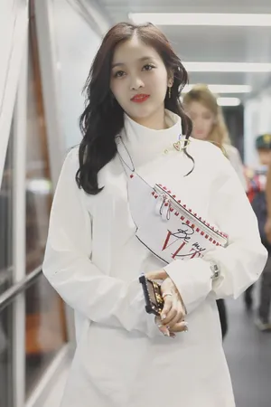 火箭少女101吴宣仪白色look机场街拍图片_4