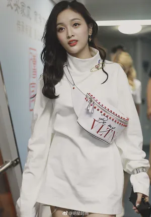 火箭少女101吴宣仪白色look机场街拍图片_5
