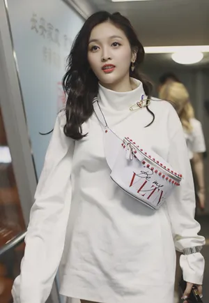 火箭少女101吴宣仪白色look机场街拍图片_6