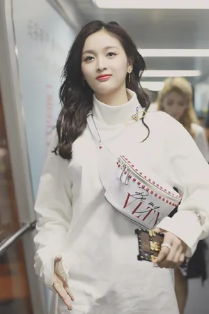 火箭少女101吴宣仪白色look机场街拍图片_7