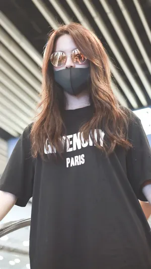火箭少女101杨超越下衣失踪美腿街拍图片_2