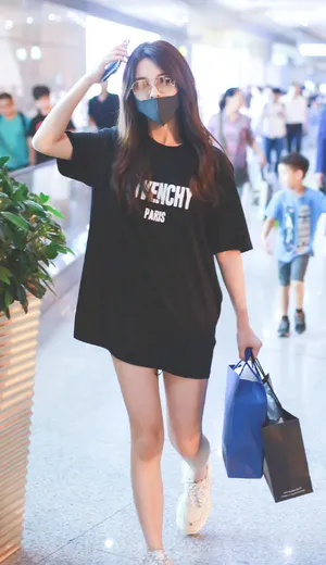 火箭少女101杨超越下衣失踪美腿街拍图片_3