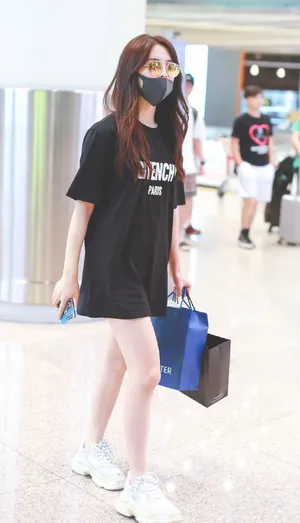 火箭少女101杨超越下衣失踪美腿街拍图片_4