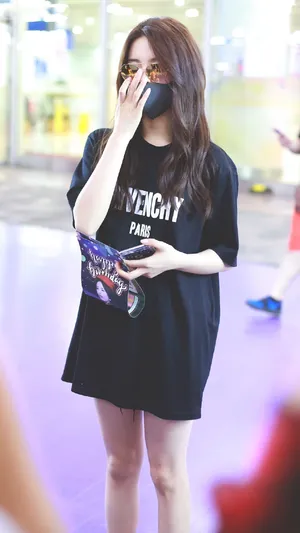 火箭少女101杨超越下衣失踪美腿街拍图片_5