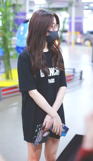 火箭少女101杨超越下衣失踪美腿街拍图片_6