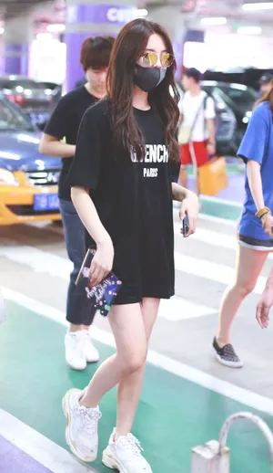 火箭少女101杨超越下衣失踪美腿街拍图片_8