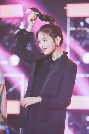 火箭少女101杨超越西装造型图片_2