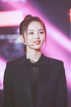 火箭少女101杨超越西装造型图片_3