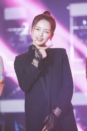 火箭少女101杨超越西装造型图片_7
