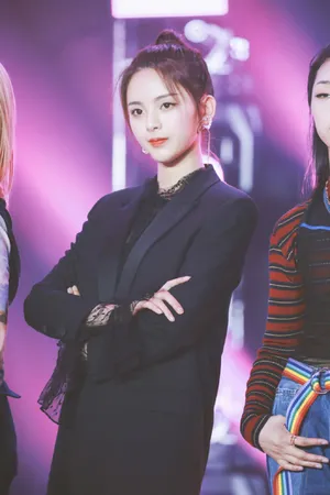 火箭少女101杨超越西装造型图片_9