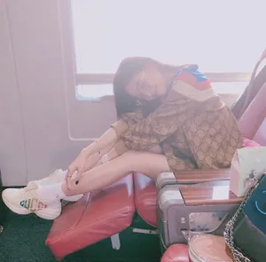 火箭少女101吴宣仪火车美拍图片