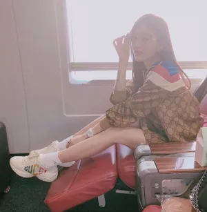 火箭少女101吴宣仪火车美拍图片_3