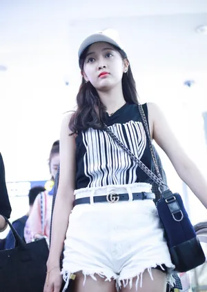 火箭少女101吴宣仪机场青春街拍图片_2