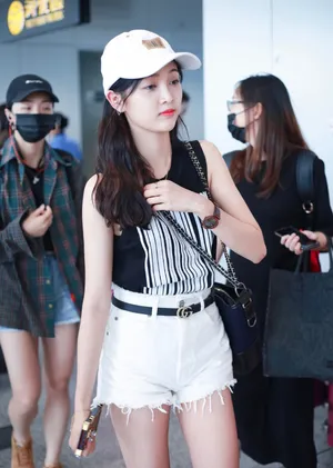 火箭少女101吴宣仪机场青春街拍图片_3