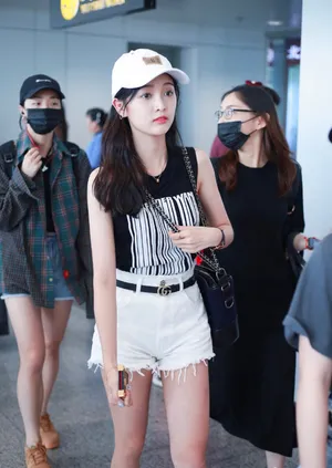 火箭少女101吴宣仪机场青春街拍图片_4