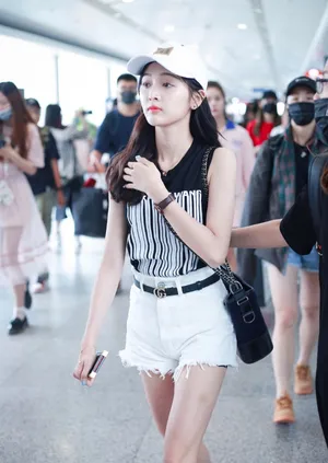火箭少女101吴宣仪机场青春街拍图片_5
