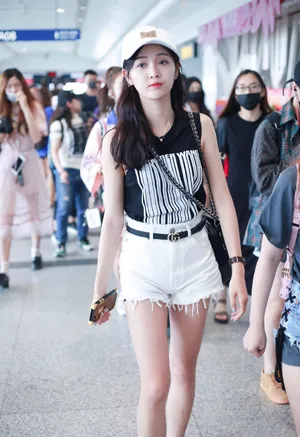 火箭少女101吴宣仪机场青春街拍图片_6