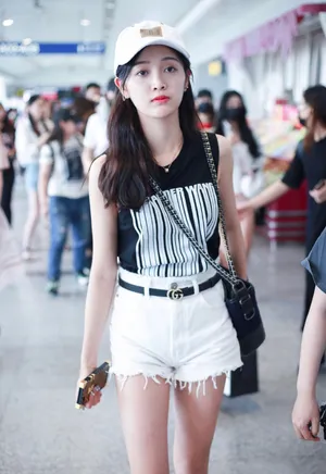 火箭少女101吴宣仪机场青春街拍图片_8