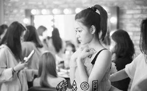 火箭少女101最新拍摄黑白花絮图片_6