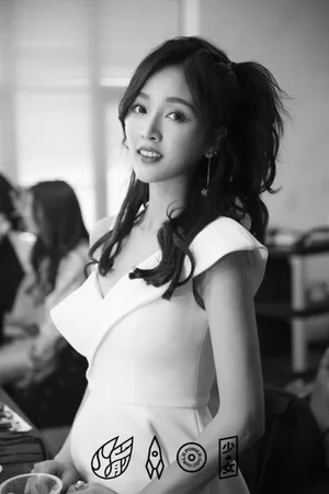 火箭少女101最新拍摄黑白花絮图片_8