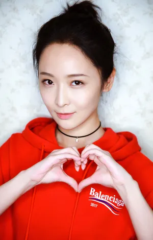 李曼可爱俏皮丸子头写真图片_2